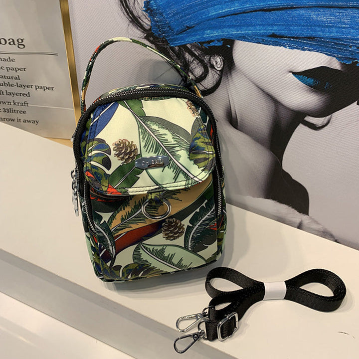 Elegant crossbody-väska för damer i slitstarkt material, justerbar axelrem, praktisk och stilren design.