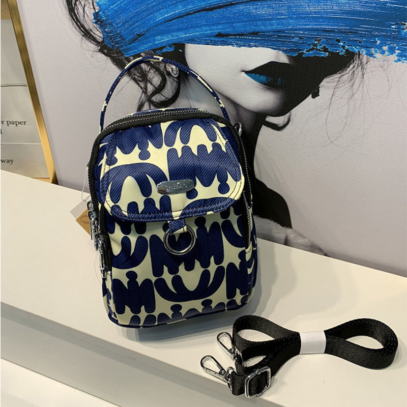 Elegant crossbody-väska för damer i slitstarkt material, justerbar axelrem, praktisk och stilren design.
