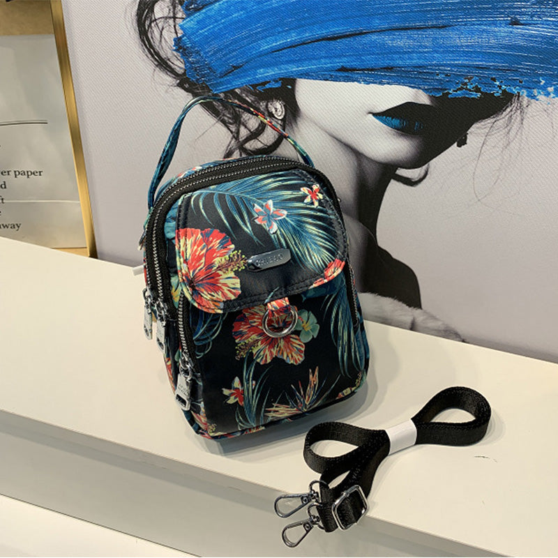 Elegant crossbody-väska för damer i slitstarkt material, justerbar axelrem, praktisk och stilren design.