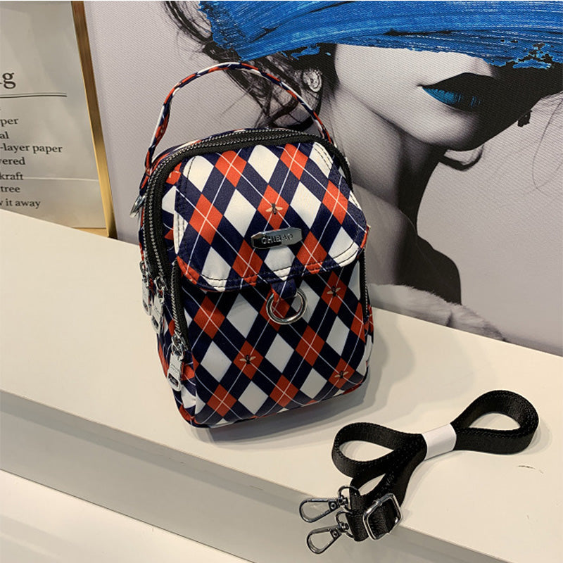 Elegant crossbody-väska för damer i slitstarkt material, justerbar axelrem, praktisk och stilren design.
