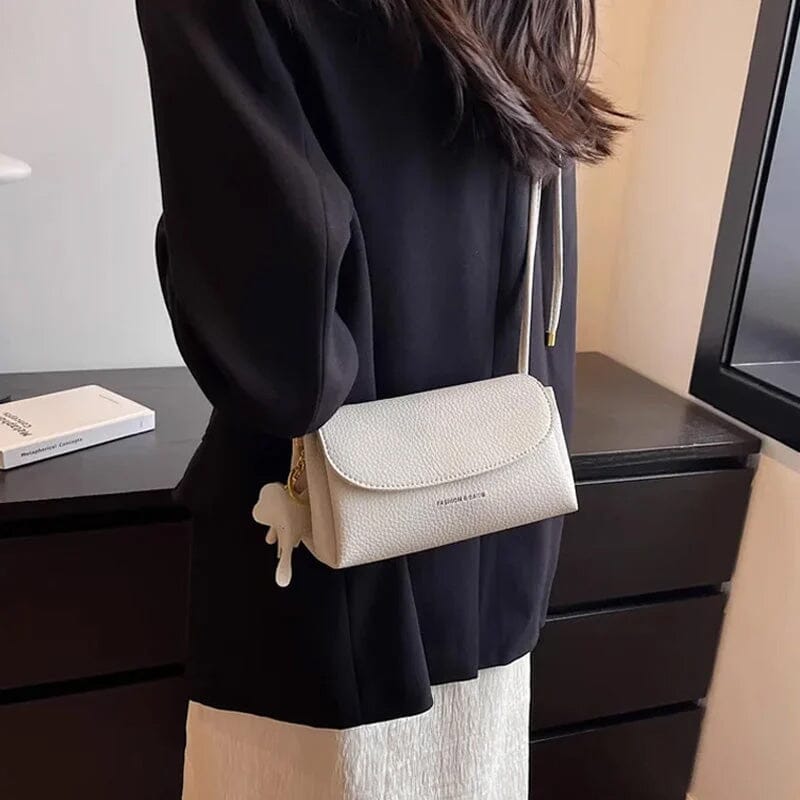 "Elegant crossbody-väska för kvinnor i PU-läder med elefanthänge, säker dragkedja, vit och compact med rymliga fack."