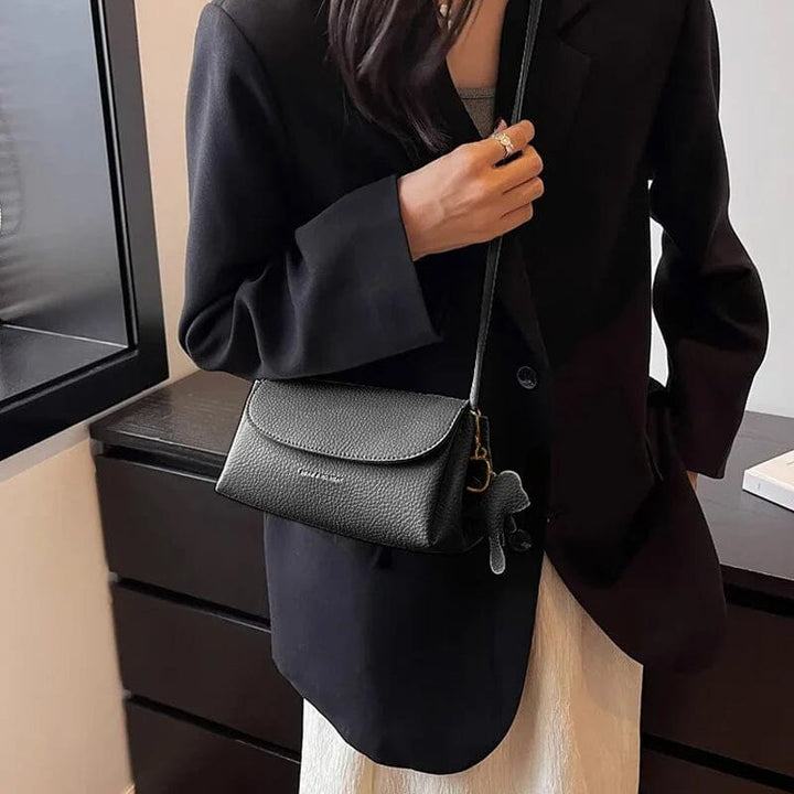 "Elegant crossbody-väska för kvinnor i PU-läder med elefanthänge, säker dragkedja, vit och compact med rymliga fack."