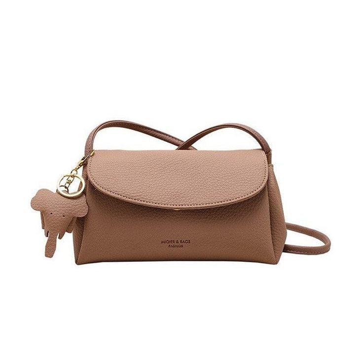 "Elegant crossbody-väska för kvinnor i PU-läder med elefanthänge, säker dragkedja, vit och compact med rymliga fack."