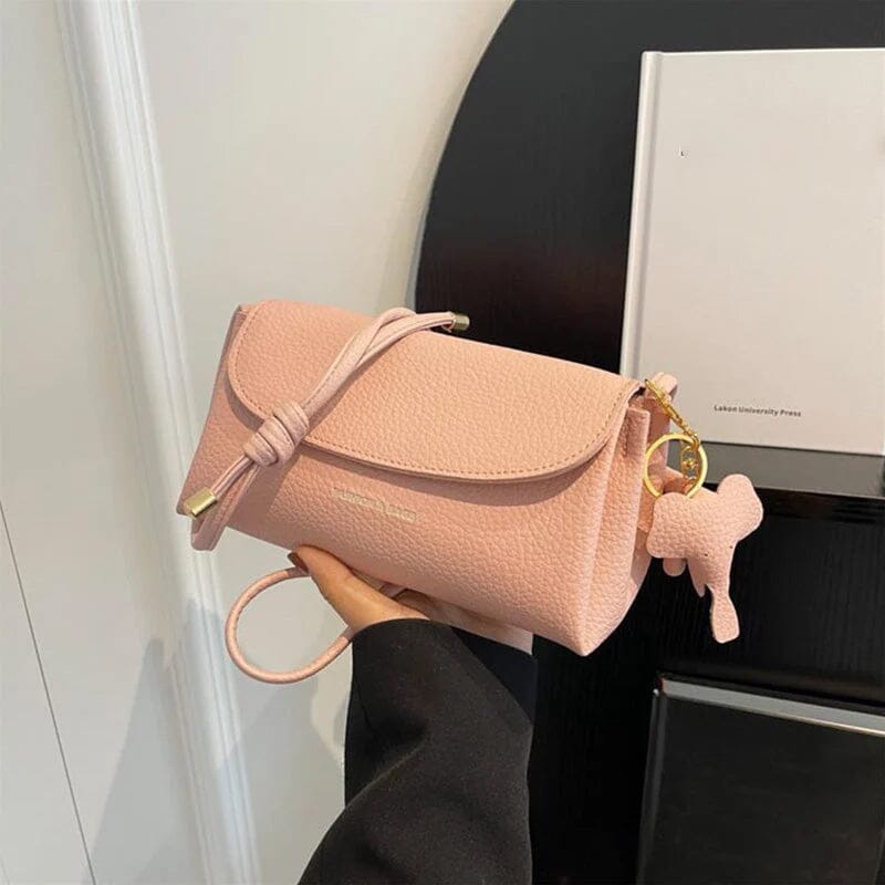 "Elegant crossbody-väska för kvinnor i PU-läder med elefanthänge, säker dragkedja, vit och compact med rymliga fack."