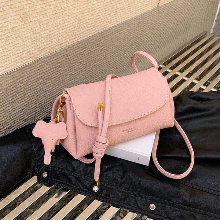 "Elegant crossbody-väska för kvinnor i PU-läder med elefanthänge, säker dragkedja, vit och compact med rymliga fack."