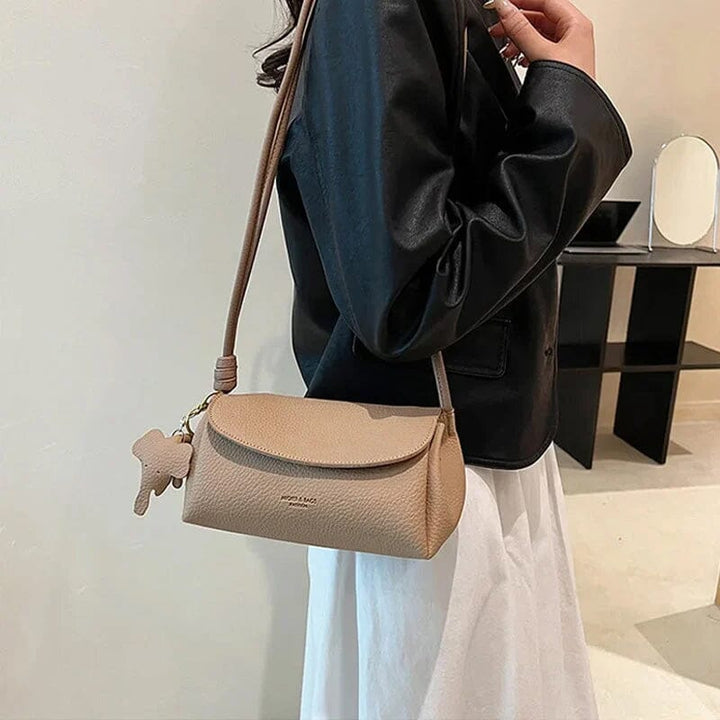 "Elegant crossbody-väska för kvinnor i PU-läder med elefanthänge, säker dragkedja, vit och compact med rymliga fack."