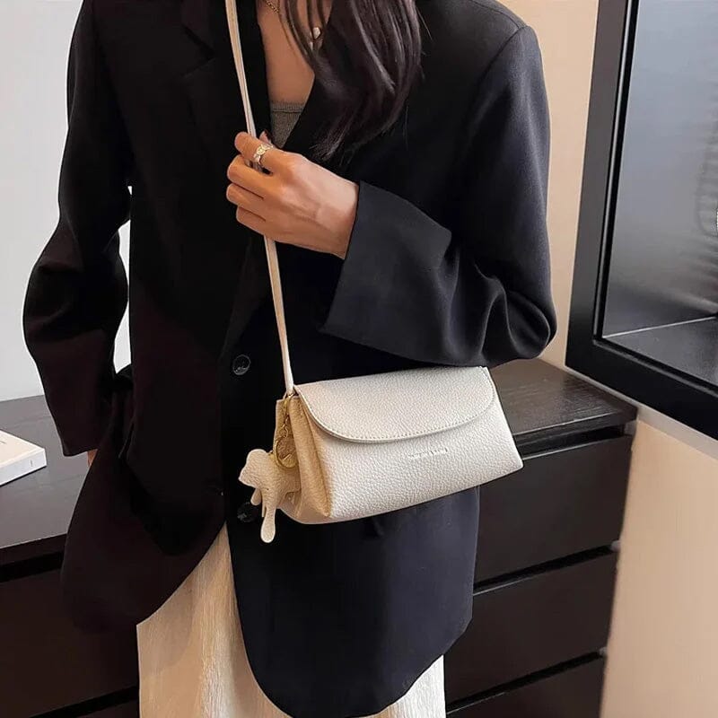 "Elegant crossbody-väska för kvinnor i PU-läder med elefanthänge, säker dragkedja, vit och compact med rymliga fack."