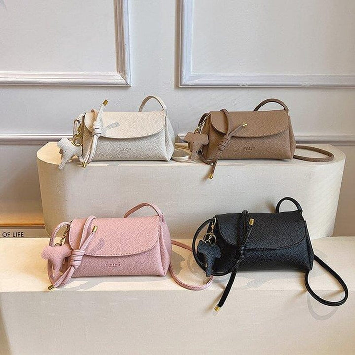 "Elegant crossbody-väska för kvinnor i PU-läder med elefanthänge, säker dragkedja, vit och compact med rymliga fack."