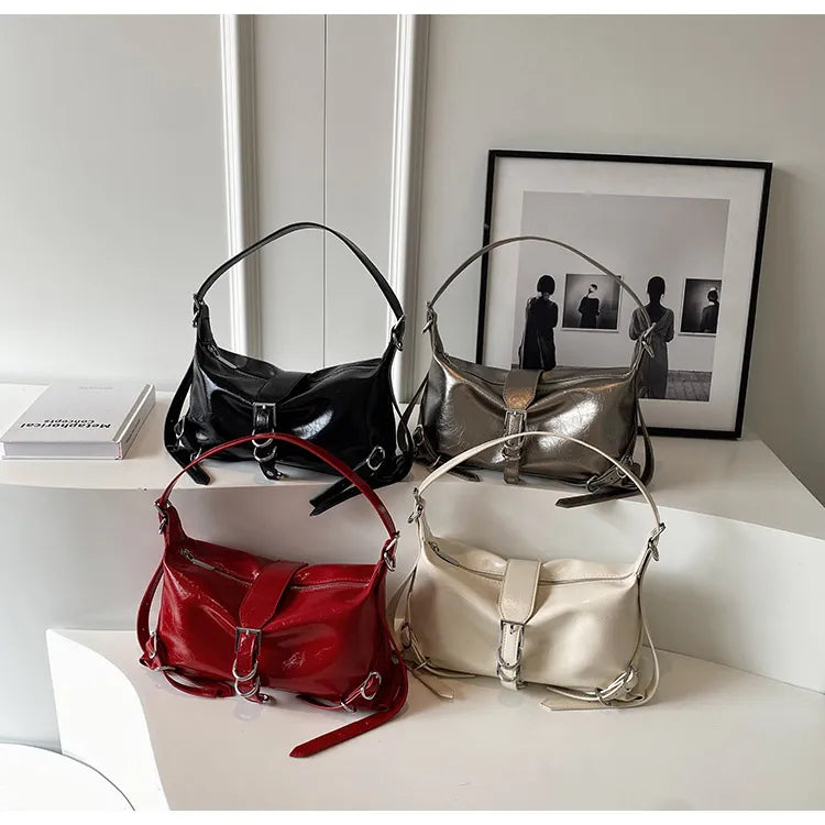 Elegant dam axelväska för vardag och höstmode. Mångsidig handväska, trendig accessoar för den moderna kvinnan.