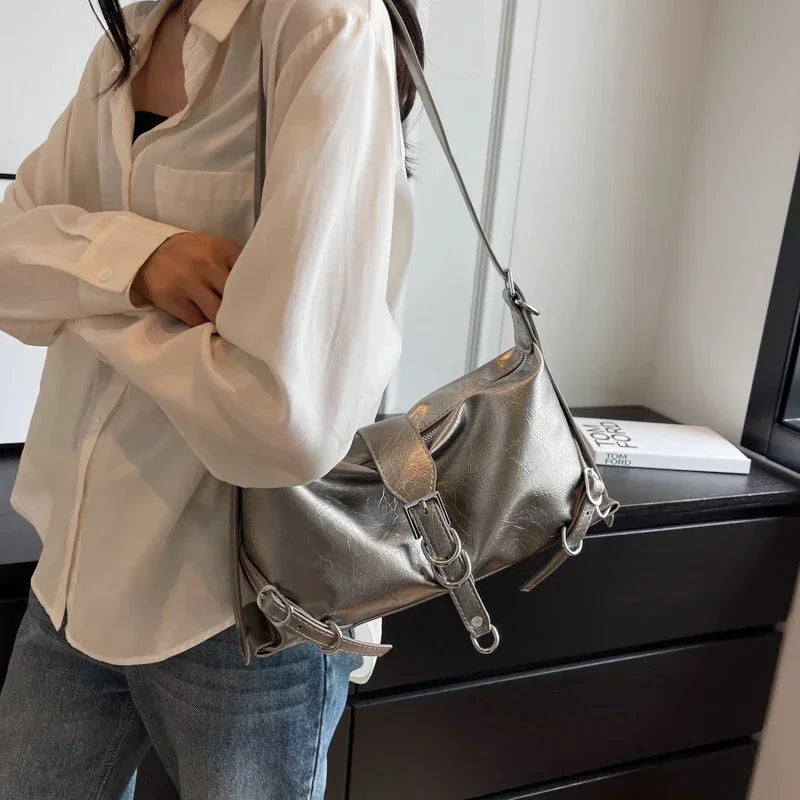 Dam axelväska i vardagsmiljö. Trendig handväska för den moderna kvinnan, elegant och praktisk accessoar.