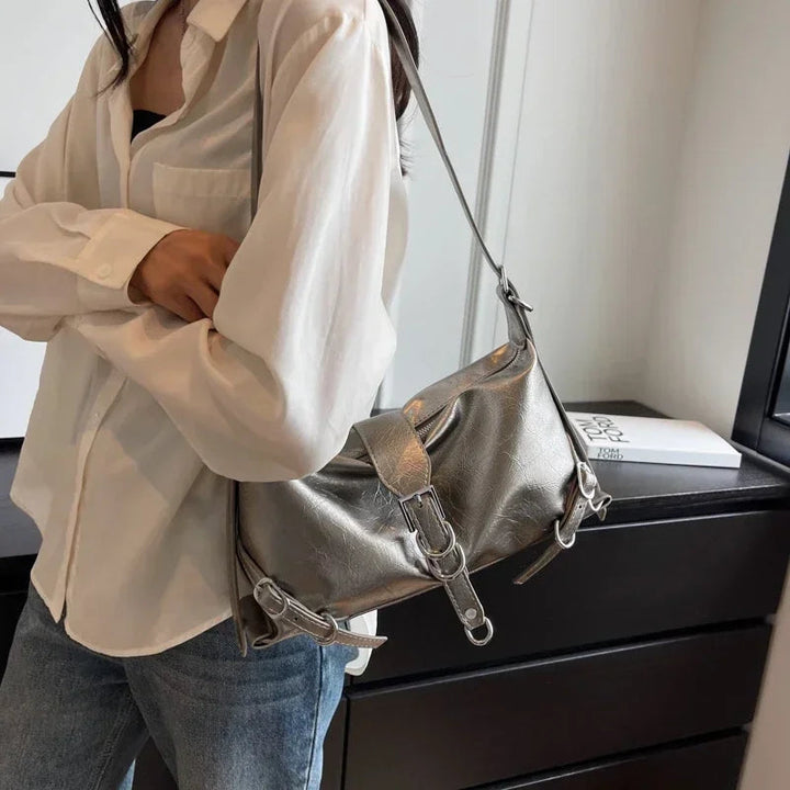 Dam axelväska i vardagsmiljö. Trendig handväska för den moderna kvinnan, elegant och praktisk accessoar.