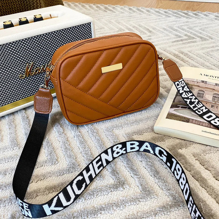Stilren dam axelväska med dragkedja. Kompakt och elegant handväska, perfekt modeaccessoar för vardag.