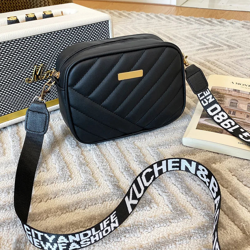 Kompakt damväska/axelväska med dragkedja. Elegant och praktisk handväska för vardagsbruk. Stilren modeaccessoar.