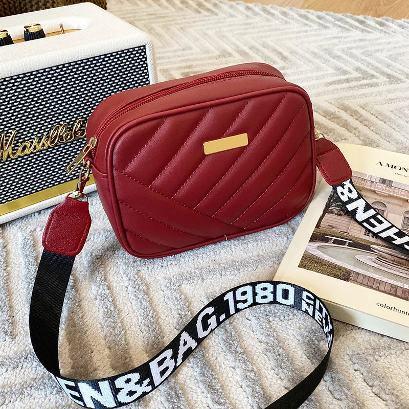 Kvinnlig axelväska/handväska med dragkedja. Elegant, kompakt och stilren damväska för mode och vardagsbruk.
