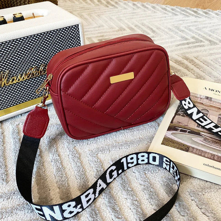 Kvinnlig axelväska/handväska med dragkedja. Elegant, kompakt och stilren damväska för mode och vardagsbruk.