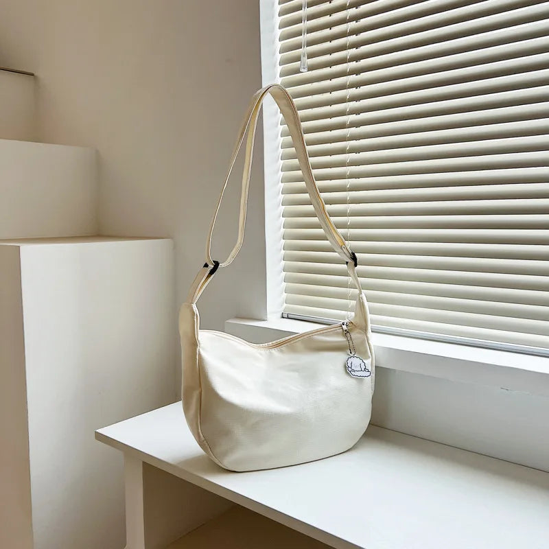 Snygg modern damväska, bärbar som axelväska eller crossbodyväska. En stilren accessoar.