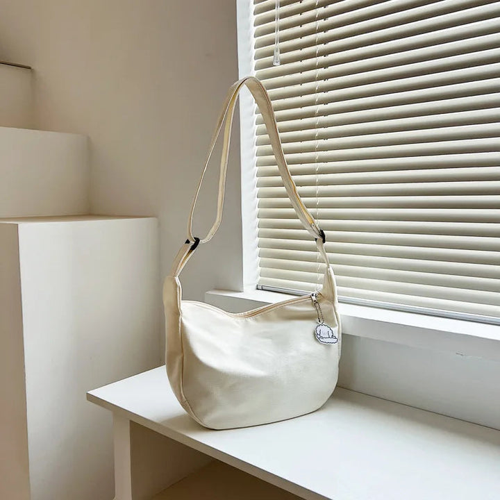 Snygg modern damväska, bärbar som axelväska eller crossbodyväska. En stilren accessoar.
