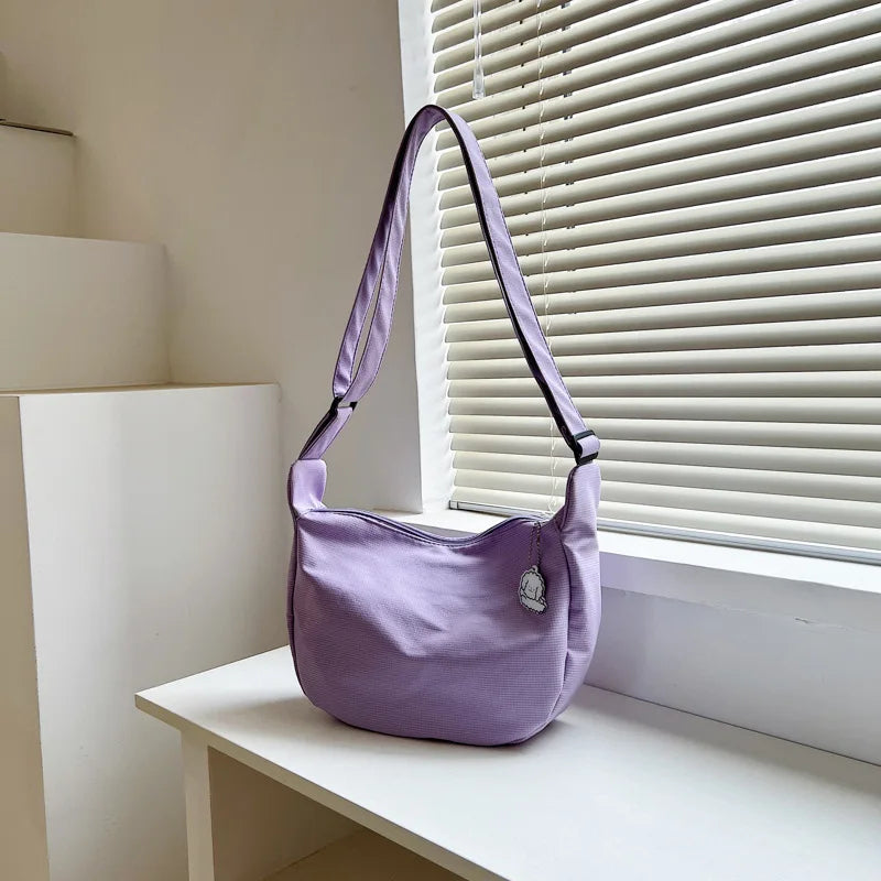 Rymlig axelväska för kvinnor, även mångsidig crossbodyväska. Perfekt för vardagsbruk.