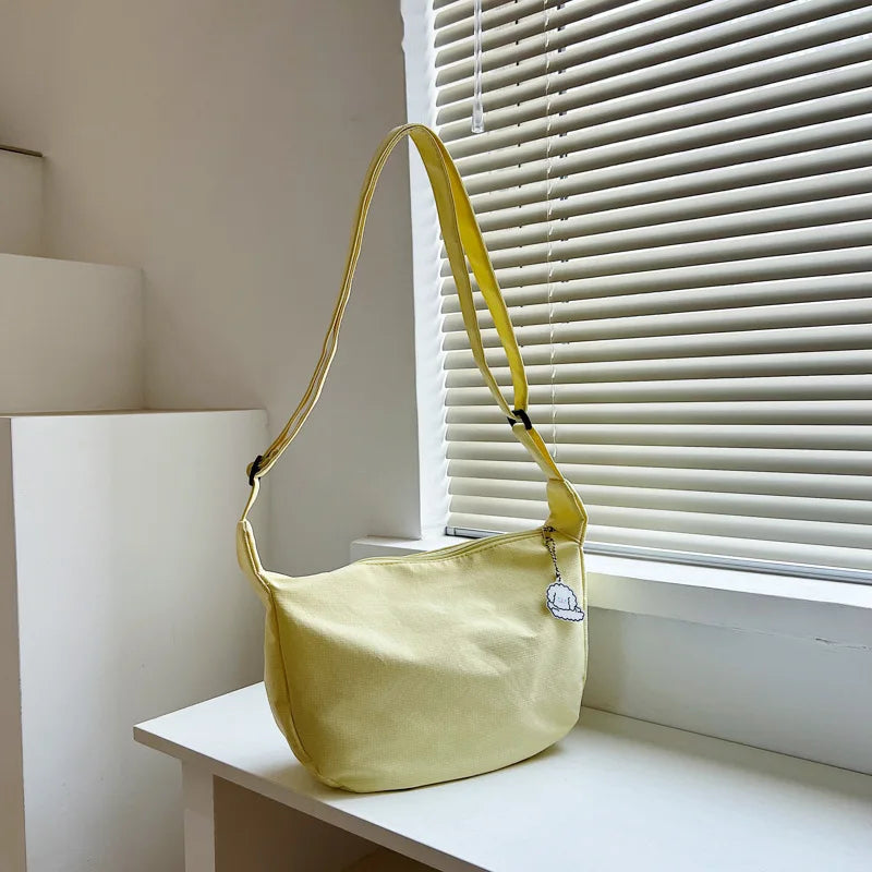 Modern damaccessoar: Elegant axelväska och crossbodyväska i färgstark design för kvinnor.