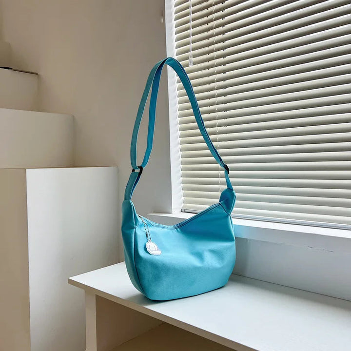Kvinna bär elegant dam axelväska som crossbodyväska, visar dess mångsidighet och stil.