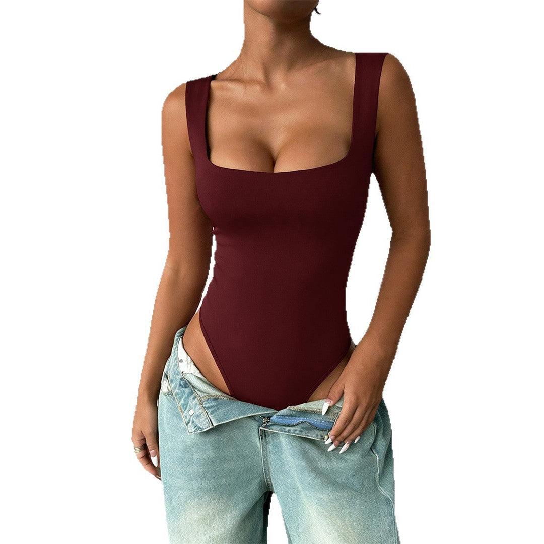Fashionabel dam baddräkt, högskuren med fyrkantig urringning. Bekväm och elegant för sommarbad.