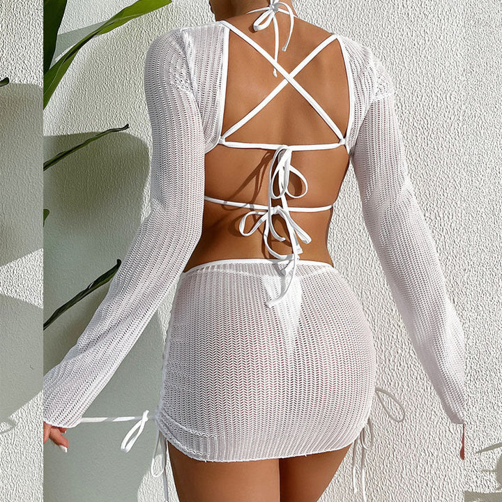 Trendig dam baddräkt med off shoulder och långa ärmar. Chic design med metallring för en elegant look.