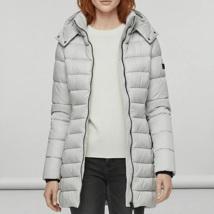 Kvinnlig Sofia-parkas, en varm och figursydd vinterjacka för kallt väder med modern design.