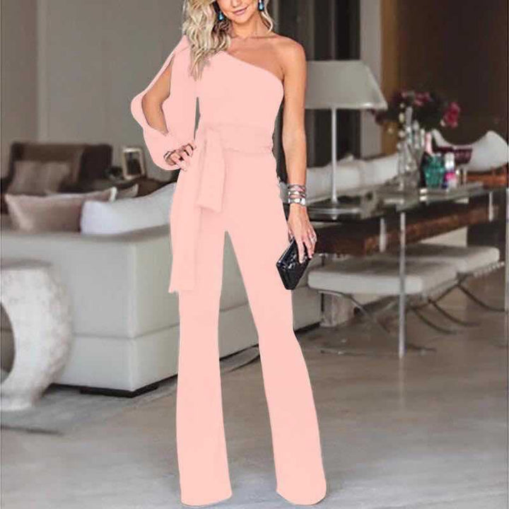 Elegant enaxlad dam jumpsuit stylad med smycken, redo för en glamorös kvällsoutfit.