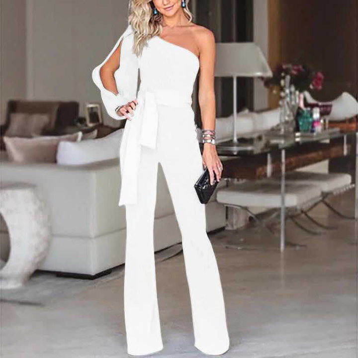 Helkroppsbild av Dam One Shoulder Jumpsuit 'Caitlin'. Elegant dammode, kvällsfest och stilrena kläder.