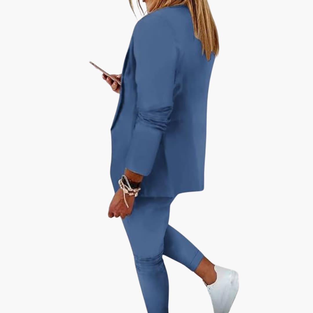 Tvådelat damset: bekväm kavaj & matchande joggingbyxor. Perfekt för avslappnad elegans.