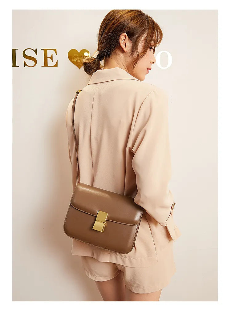 Elegant dam messenger tofu-väska i klassisk design, perfekt för vardagsbruk och mode.