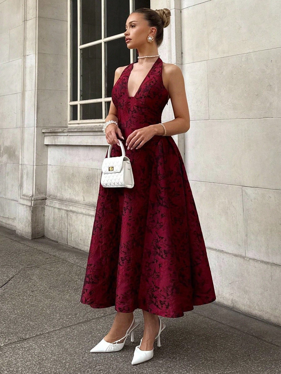 Flödande midiklänning för dam, elegant V-ringad design som framhäver silhuetten. Mode för sommaren.