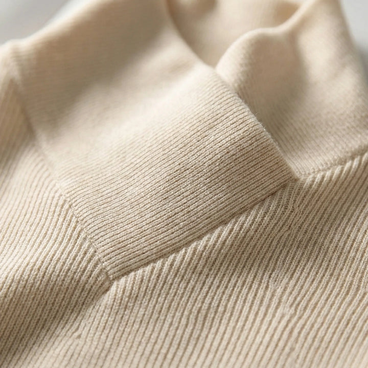 Klassisk minimalistisk dam polotröja Lillian. Stilren långärmad tröja för en elegant och bekväm look.