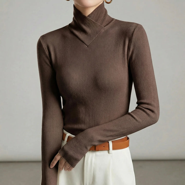Lillian minimalistisk polotröja för dam. En elegant och varm långärmad tröja, idealisk för höst- och vintermode.