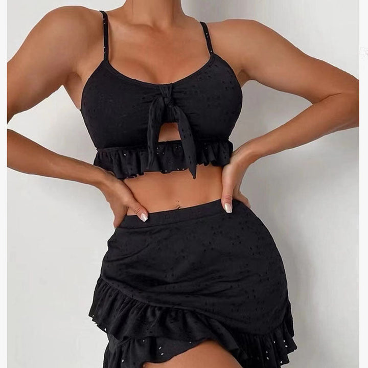 Tvådelat dam sommarset med elegant volangtopp & matchande shorts. Perfekt för varma dagar.