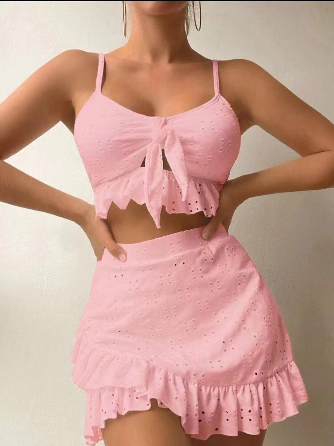 Elegant & luftigt sommarset för damer. Tvådelad outfit med volanger på topp och shorts.