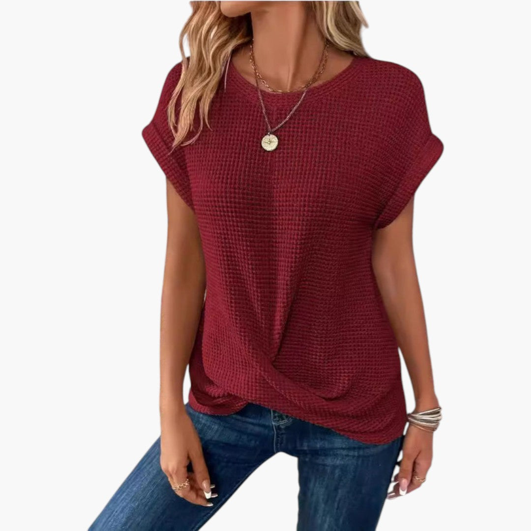 Bordeaux dam T-shirt med båtringning & twistdetalj. Stilren & modern kortärmad topp för en elegant sommarlook.