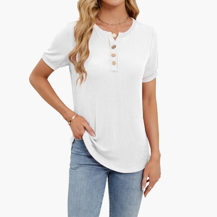 Elegant dam T-shirt med notch-ringning och knappar, kortärmad. Perfekt vardagstopp för sommaren.
