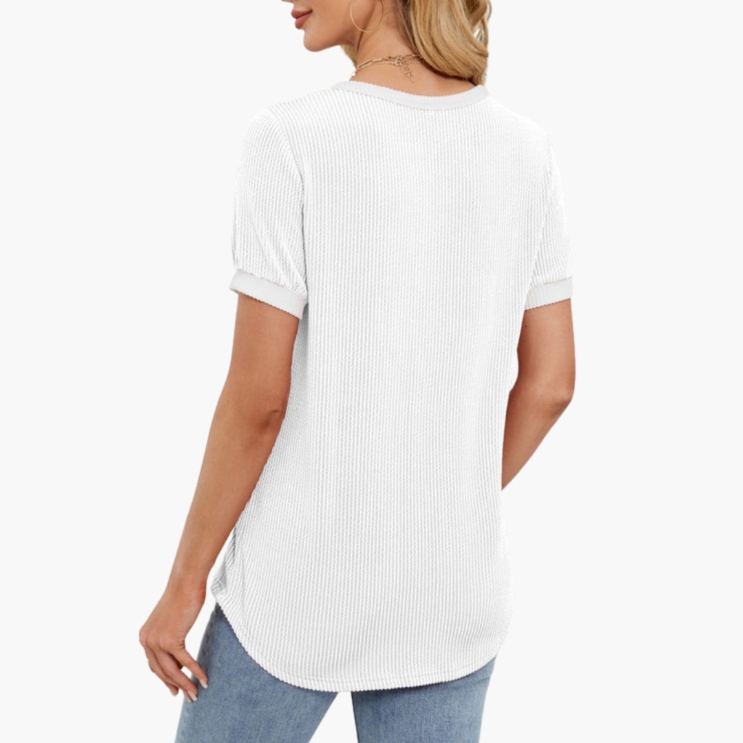 Bekväm stilren ribbad dam T-shirt med elegant notch-ringning och knappar. Kortärmad sommartopp.