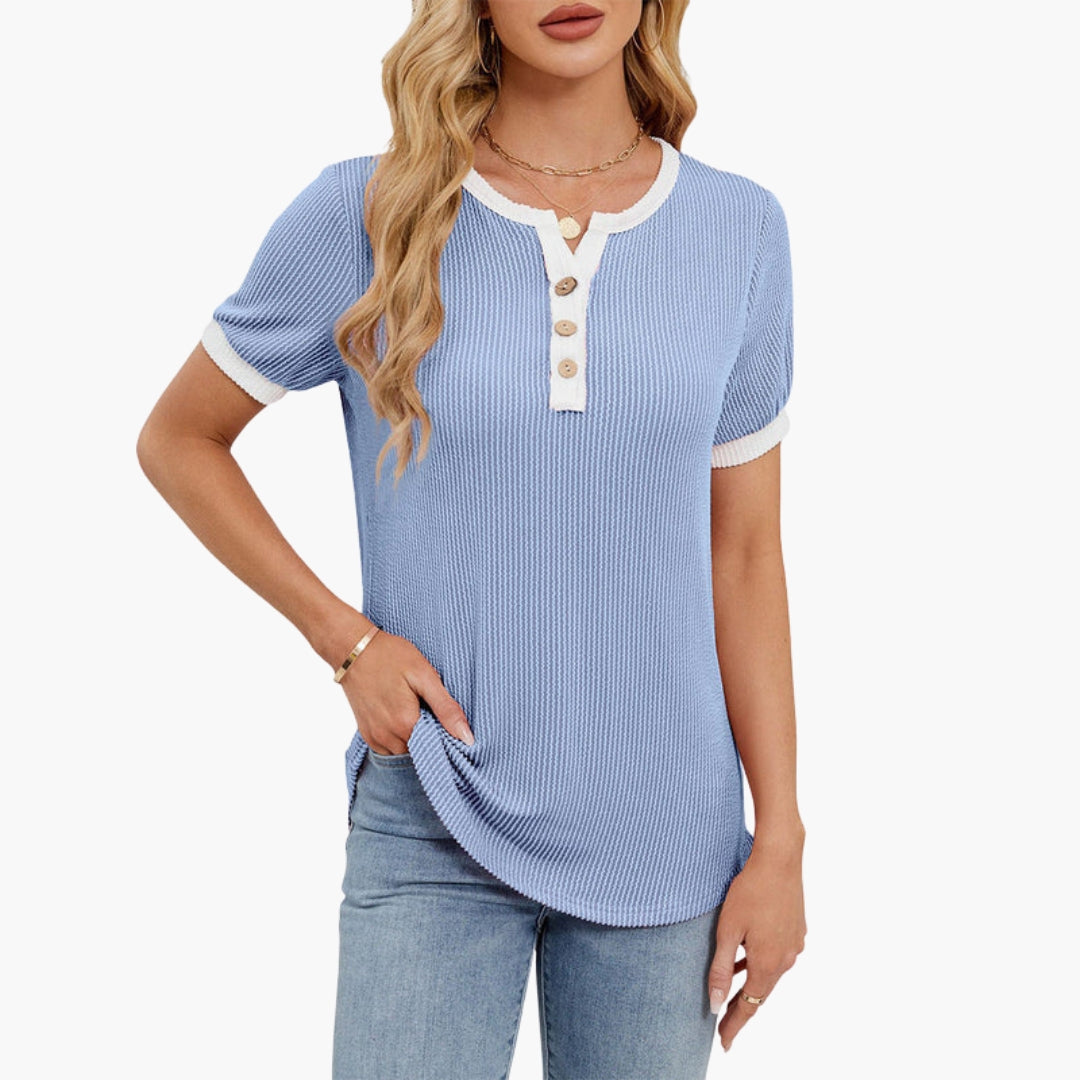 Mångsidig dam T-shirt, kortärmad med stilren notch-ringning. Perfekt sommar-topp med knappar för vardagsbruk.