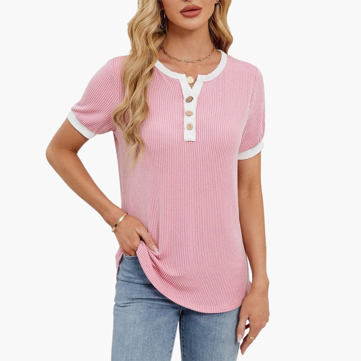 Ribbad dam T-shirt, kortärmad med elegant notch-ringning och knappar. En bekväm och stilren sommar-topp.