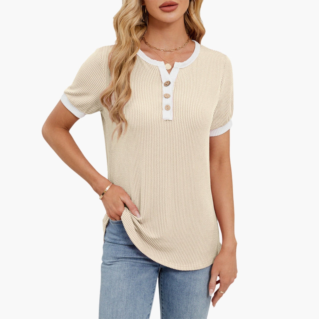 Elegant dam T-shirt med stilren notch-ringning och knappar. Kortärmad, ribbad topp, idealisk för sommar och vardag.