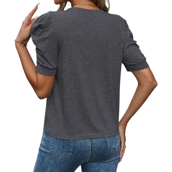 Kortärmad dam t-shirt med distinkta puffärmar, perfekt som sommartopp och vardagsmode.