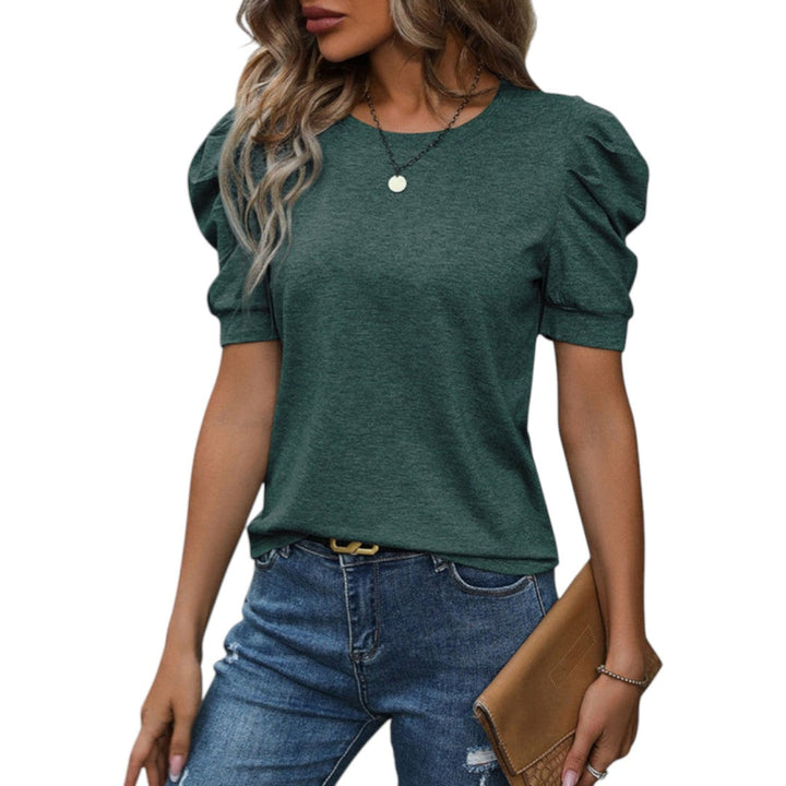 Detaljbild: Elegant dam t-shirt med puffärmar, rund hals och bekvämt material. Perfekt vardagstopp.