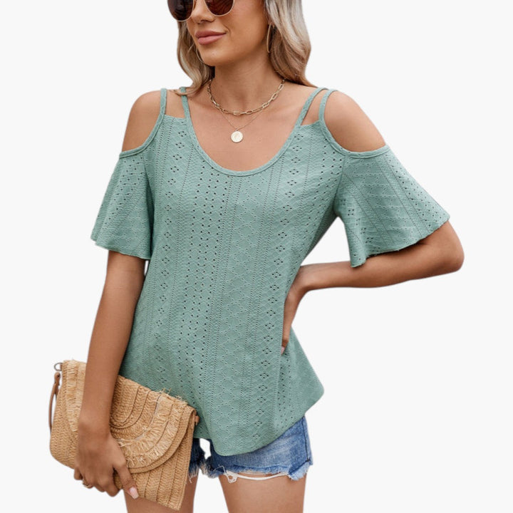 Dam-t-shirt med V-ringning och korta ärmar. Enfärgad perforerad design för en avslappnad sommarlook.