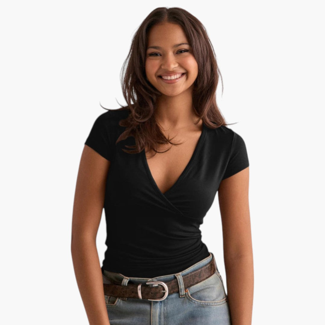 Unik omlottdesign på elegant dam t-shirt med V-ringning. Kortärmad vardagsplagg, perfekt för en chic look.