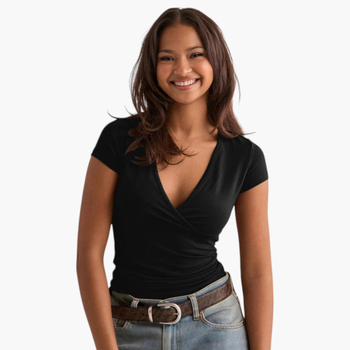 Unik omlottdesign på elegant dam t-shirt med V-ringning. Kortärmad vardagsplagg, perfekt för en chic look.