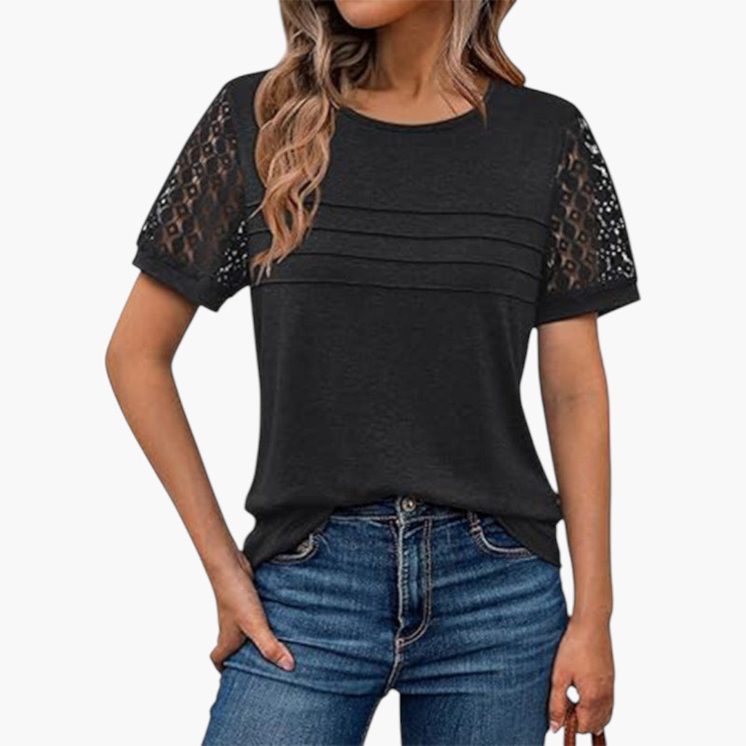 Unik dam t-shirt med virkade ärmar och elegant veckad front. En trendig kortärmad topp för kvinna.