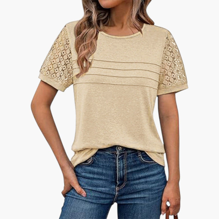Dam t-shirt med stiliga virkade ärmar och detaljerad veckad front. Perfekt för elegant vardagsmode.