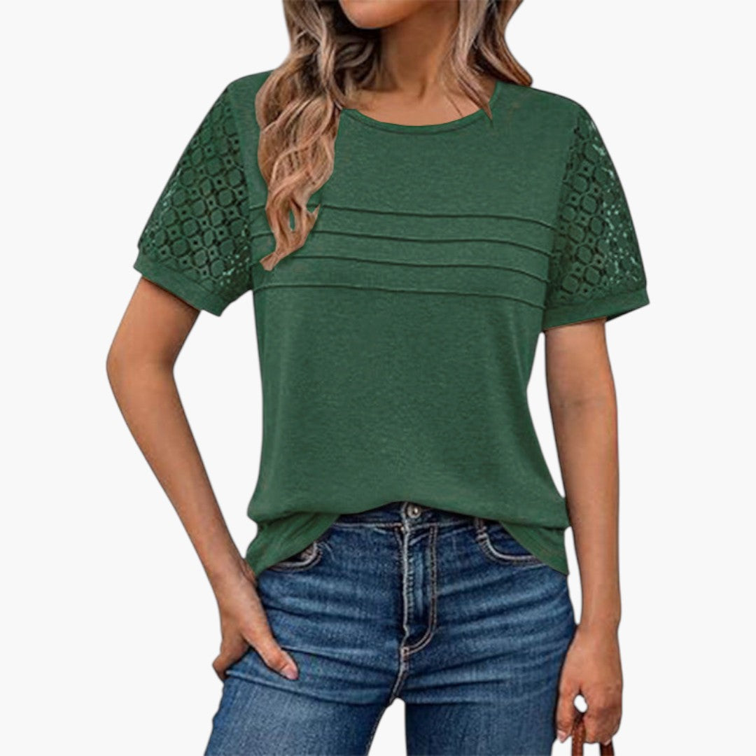 Elegant och bekväm dam t-shirt, kortärmad med rund hals, virkade ärmar och veckad front. Vardagstopp.